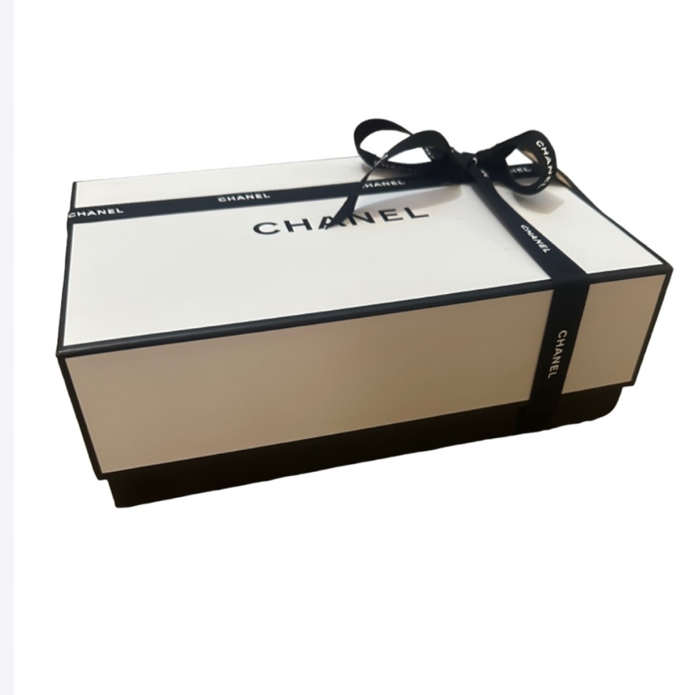 CHANEL Box and Ribbon - Picture 4 of 11